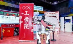 人手一个AI“搭子”！北京高校迎新现场科技感拉满