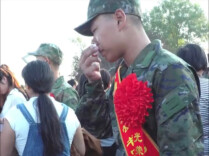 跪别奶奶后他孤身从军，4名“临时妈妈”为他送行