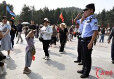 我给警察叔叔敬个礼