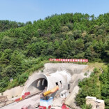 “地质迷宫”里掘进2528米，邵永高铁豆里冲隧道贯通