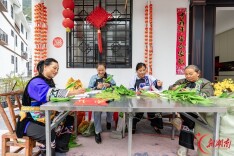 小小仿真花 铺就增收路