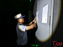 公共娱乐场所采用易燃可燃材料装饰，望城消防依法临时查封
