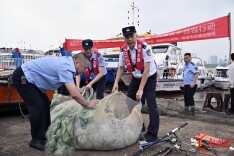 销毁禁用渔具 共护生态安全
