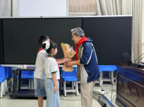老科学家走进株洲市实验小学讲述“化石的故事”