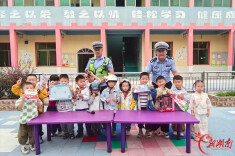 戴头盔、认标线，汨罗萌娃变身“小小交通宣传员”