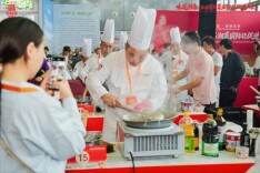 创纪录！120位大厨用120种辣椒炒了100道辣椒炒肉