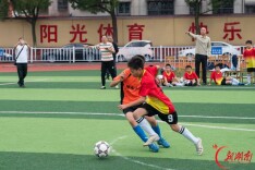 华容县百名足球小将逐梦 “校超”赛场