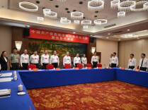 曾超群何朝晖等市领导看望党代表