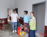 情暖双节送关怀 助残暖心迎国庆——临湘市残联走访慰问40户困难残疾人家庭