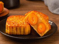 今年月饼又“卖不动”了，美心月饼打六折卖，买来自己吃的首次超过送礼的；批发商：亏本也要打折卖