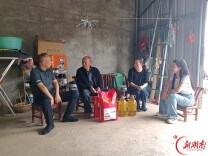 临湘市残联：双节慰问暖人心 真情关怀践初心
