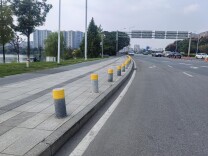 小柱子穿上“反光衣”，守护出行“安全线” 新区市政创新开展麻石阻车柱“亮标提质”专项行动