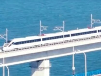 国内首条跨海市域铁路通车运营