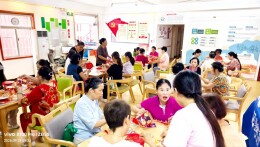 银龄巧手做花灯 邻里同乐迎中秋