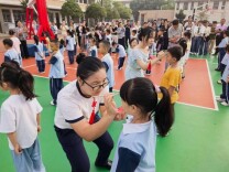 华容县桥东小学举行2026年下学期一年级入学礼活动 