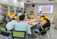 心理治疗室里，孩子们在“一撑一挂”间感受“撑开”的力量