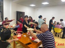 长沙高塘岭社区：岭上中秋烟火盛 “食”光相伴银龄暖