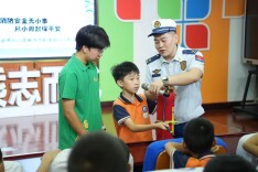 重型消防车开进校园 "湘小安"携手雷锋班为龙塘小学送上一堂"会喷水"的安全课