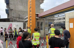 教育时评丨全是老人顶岗执勤，护学岗“被自愿”何时休