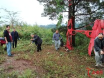 桑植县走马坪白族乡安家峪村开展“整治人居环境，共建美丽家园”主题党日活动