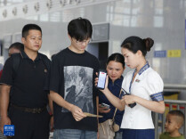 中老铁路磨丁至万象城际列车首发
