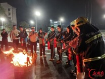 筑牢校园夜间安全防线！望城消防走进职业中专开展消防疏散演练