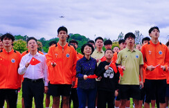 绿茵迎华诞 甜蜜颂家国  湘超邵阳队球员国旗下齐唱《歌唱祖国》