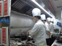 国庆我在岗｜一天炒出辣椒炒肉400多份—— “假期多是外省顾客，一定用心炒好每一道菜”