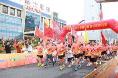 双清区：300名跑者登顶159米试验塔，用“向上力量”献礼祖国