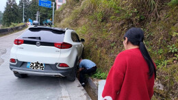 外地车遇困，北湖区仰天湖众人合力助车辆脱困