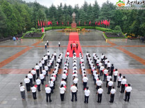 红色湘潭·礼赞国庆⑪丨湖南省韶山管理局举行向毛泽东同志铜像敬献花篮仪式，庆祝新中国77周年华诞
