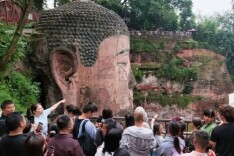 工人从乐山大佛“耳鼻”内掏出垃圾，还有猴子在旁嬉闹抢帽子？当地辟谣