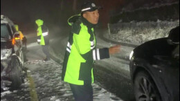 甘孜折多山晚间突降大雪，交警挨个叮嘱司机开慢一点