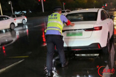 国庆秋雨里，汨罗“荧光黄”守护平安路