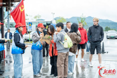 青春护航国庆旅途 志愿微光温暖慈利文旅