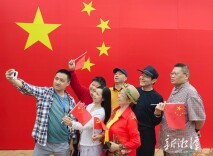 湘潭：市民与国旗同框 厚植家国情怀