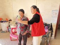 新田：把认证窗口搬到家门口 村干部上门服务高龄老人