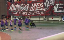 “湘超”常规赛第十轮现场，株洲队球员向球迷鞠躬致意