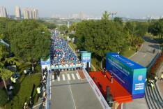 迎着湖风向前奔跑！五千跑者驰骋松雅湖赛道