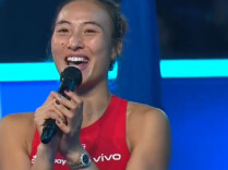 再次创造历史！郑钦文中网夺冠 赛后唱响《梦的光点》