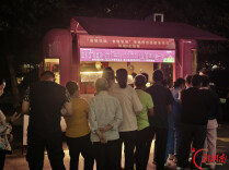 长沙一餐饮企业发放免费晚餐 “爱心盒饭”温暖晚归人｜湖南日报