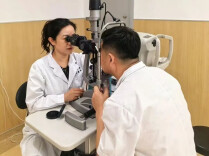 “再晚点就瞎了”！连续三天熬夜赶PPT，30岁男子“眼睛里好像有水在晃”，医生提醒：已致“眼中风”，出现预警信号要立即就医