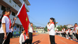 高举队旗跟党走 争当时代接班人