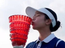刘国梁16岁女儿登顶中国女子公开赛，成为赛事创办以来第一位业余冠军；刘国梁曾说不希望女儿们选择乒乓球，因为自己的光环会是她们的阴影