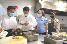 娄底：突击检查网络餐饮 织密外卖食品安全防护网