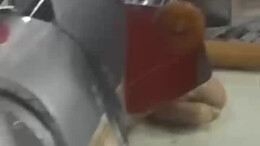 工人手臂卷入机器，消防迅速破拆全力营救
