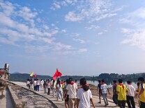 双牌县五里牌镇中心小学：开展建队日徒步实践活动