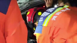 高速追尾致司机被困，消防员“拆车”救人