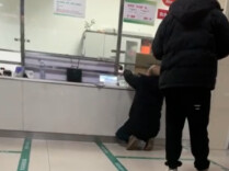 老人半跪着挂号沟通，“丁义珍式”窗口引争议！最新回应→