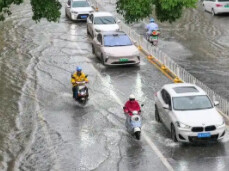 中央气象台发布暴雨蓝色预警：今早8时至明早8时，湖南、云南等地部分地区有大雨，局地有雷暴大风等强对流天气